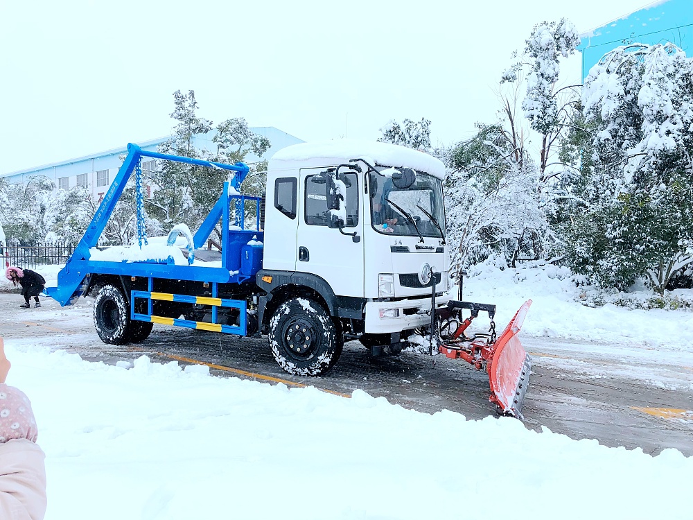東風(fēng)T3擺臂垃圾車(chē)帶推雪鏟設(shè)備